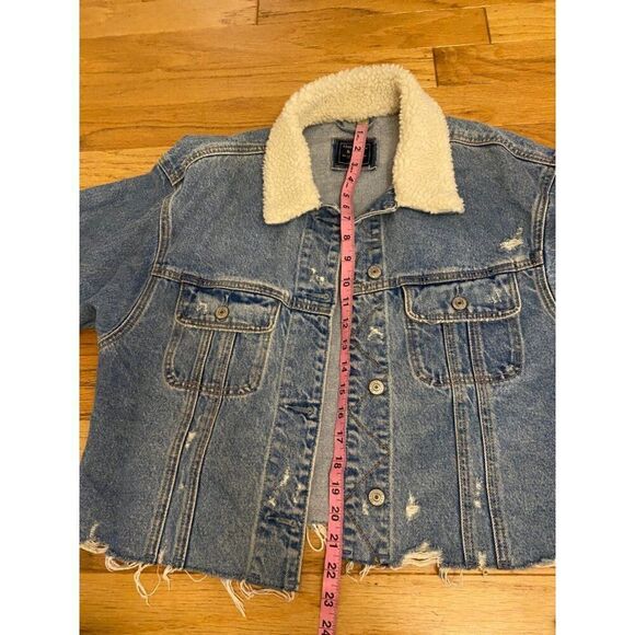 Abercrombie & Fitch women's cropped Distressed Denim Sherpa-Lined Jacket Large - Picture 9 of 10